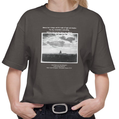 シャツ | スタンダードミドルウェイトTシャツ | 男女兼用 | ユニセックス | Cloud Study over Paris – Not Seen, but Felt-bsmoky black version
