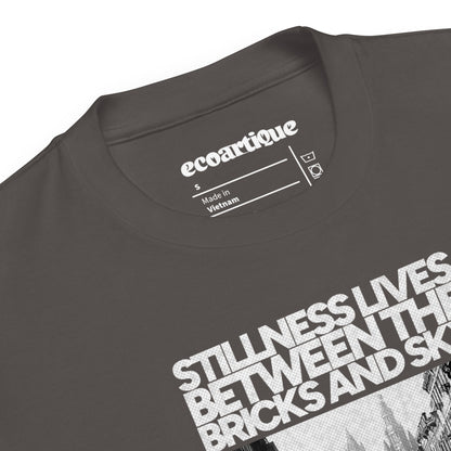 Tシャツ | スタンダードミドルウェイトTシャツ | 男女兼用 | ユニセックス | Stillness lives between the bricks and sky-smoky black